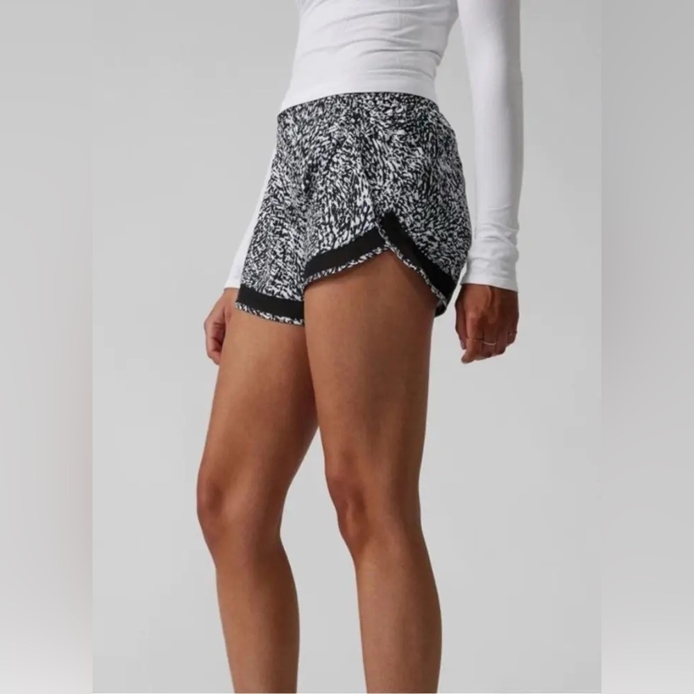 Athleta Printed Mesh Lined Racer Run Shorts 4” inseam Abstract Black & White Sm